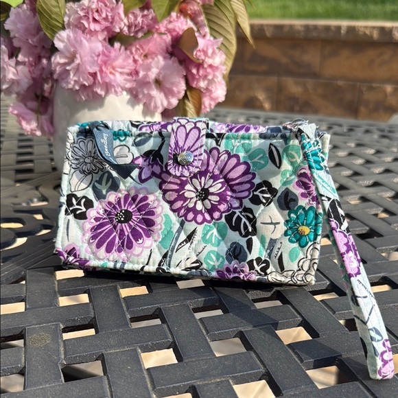 Vera Bradley NWOT all in one, Springy Floral wristlet, wallet, phone case! - Picture 4 of 9